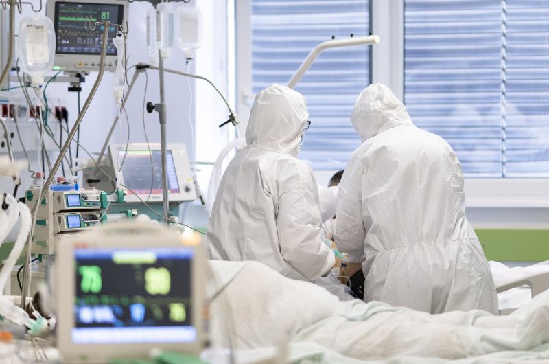 Sokkoló: átlagosan 18 percenként meghalt egy magyar tavaly a koronavírus miatt