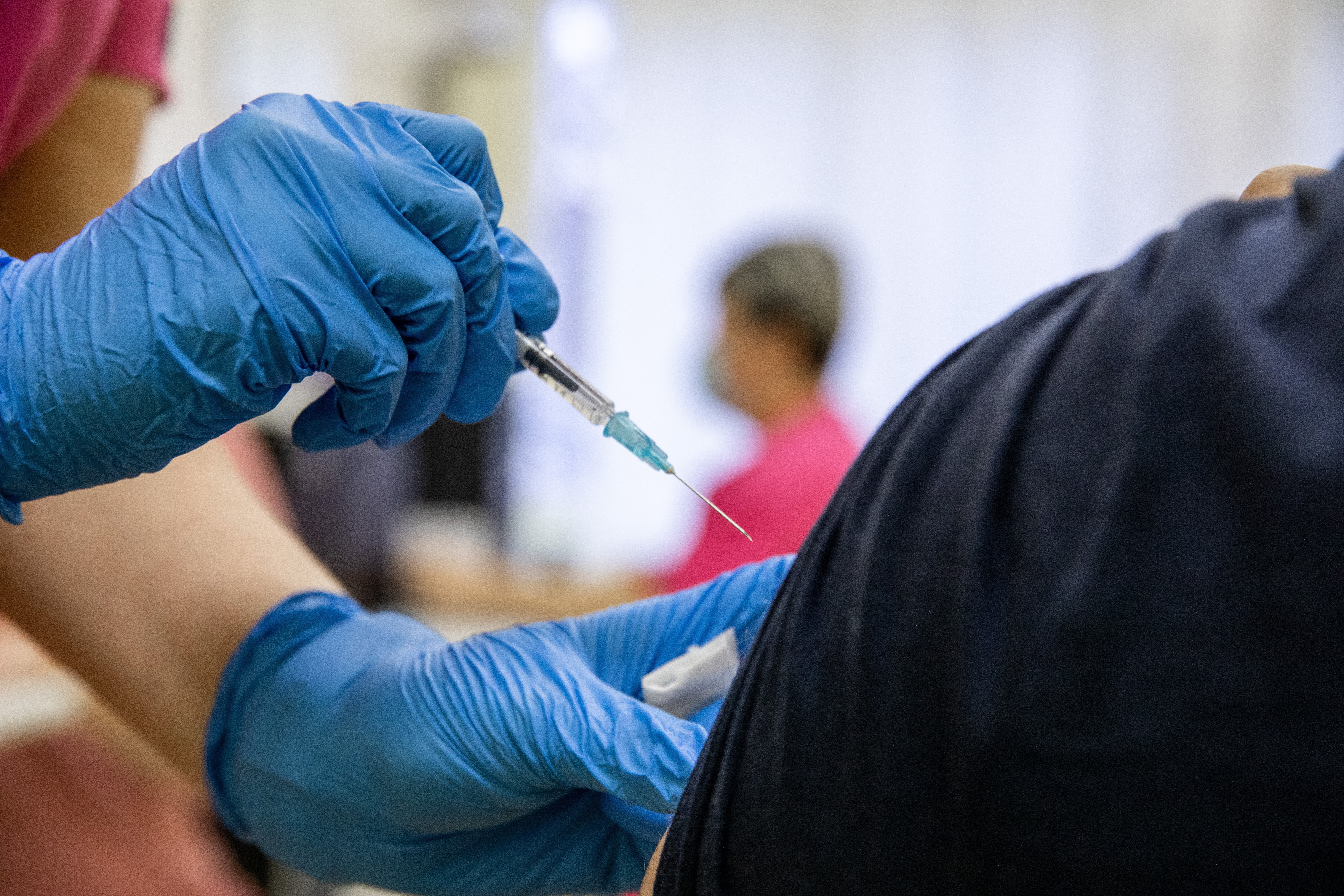 Változott a harmadik oltásra vonatkozó szakmai ajánlás, a fertőzésen átesett oltatlanoknak be kell adni a vakcinákat – itt vannak a részletek 
