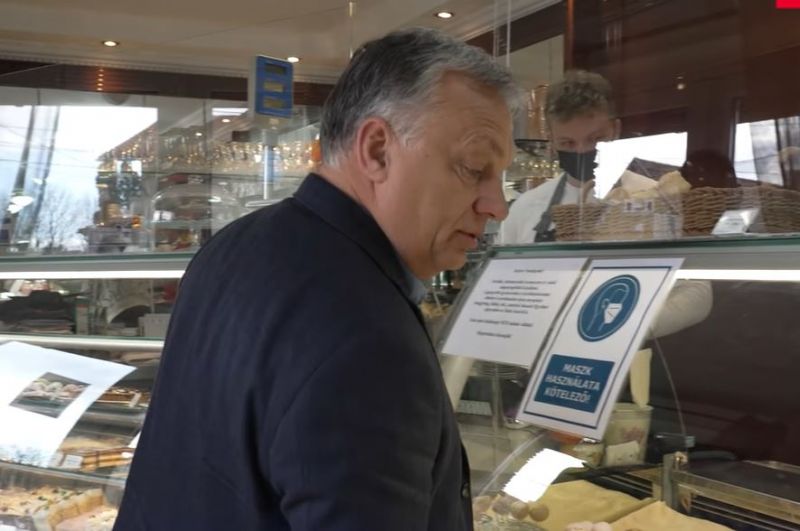 Hiába írta ki a cukrászda a kötelező maszkhasználatot – Orbán maszk nélkül rendelt