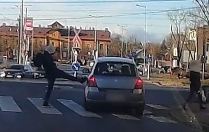 Rugdossák a szabálytalankodó autókat Magyarországon – videón a harcias gyalogosok