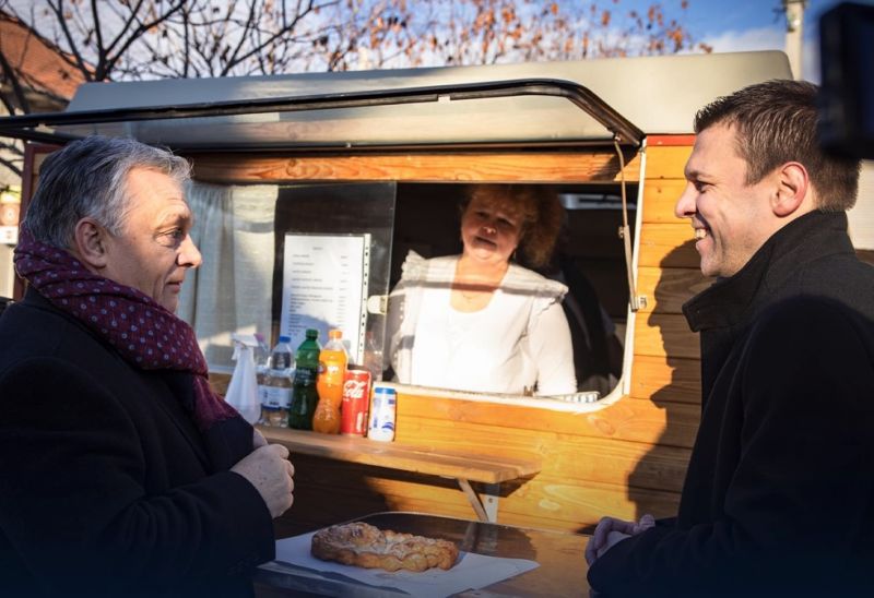 "Akadjon a torkodon!" – Orbán mosolyogva lángosozott, durván nekiestek a kommentelők