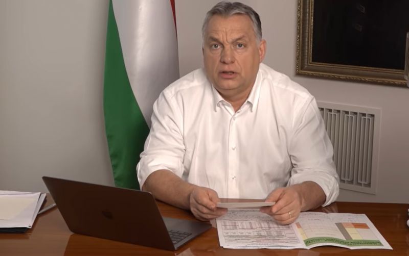 Orbán Viktor azzal kérkedik, hogy két vállra fektetett egy megölt disznót