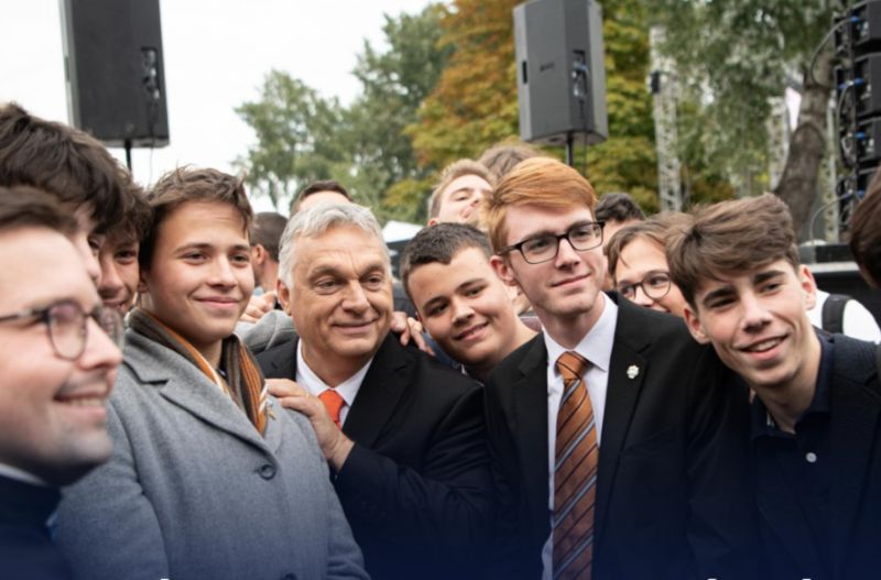 Orbán szerint a fiatalok szavazatát is meg lehet vásárolni – Fotón, ahogy dörgölőzik hozzájuk