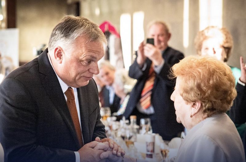 Orbán Viktor 100 éves nénit látogatott, köszöntött – odáig vannak az emberek, vagy torkig