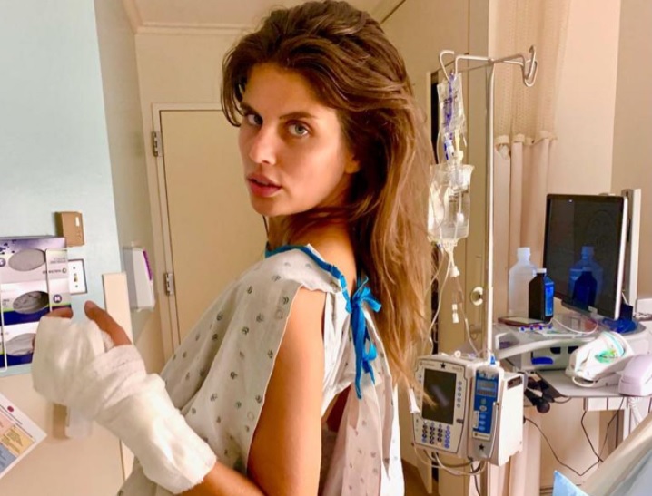 Meztelen popsival pózol kórházi ágyán a magyar modell, akinek átszúrta a kezét egy kaktusz