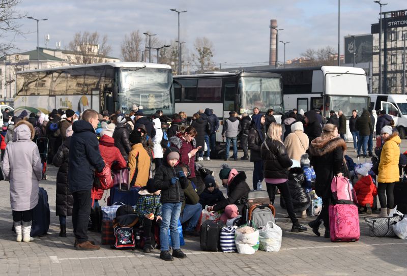 Százezren érkeztek csütörtök óta Ukrajnából Lengyelországba 