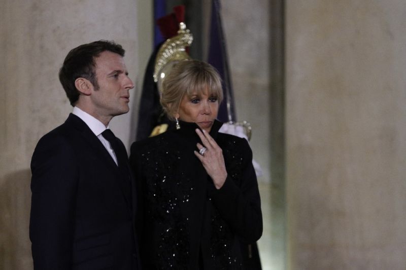 "Macron felesége férfi volt?" Bíróságra viszi az ügyet a francia elnök
