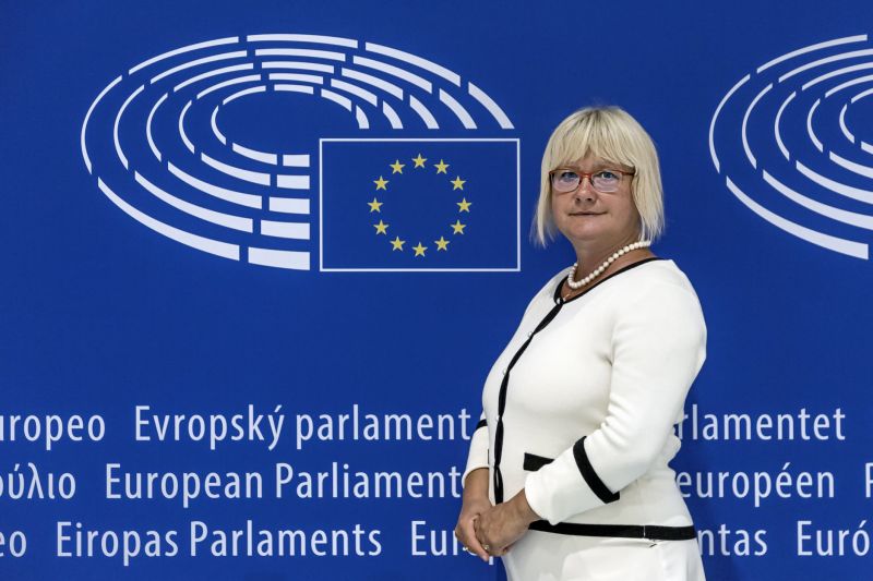 A fideszes Gál Kinga odaszúrt Cseh Katalinnak: "A képviselő uniós közpénzekkel kapcsolatos csalás ügyében érintett, ezzel kapcsolatban jelenleg is nyomozás folyik"