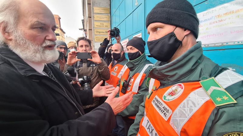 Fotók a helyszínről: elkezdődött a tüntetés a Fideszes elnyomás ellen, Iványi Gábor mellett
