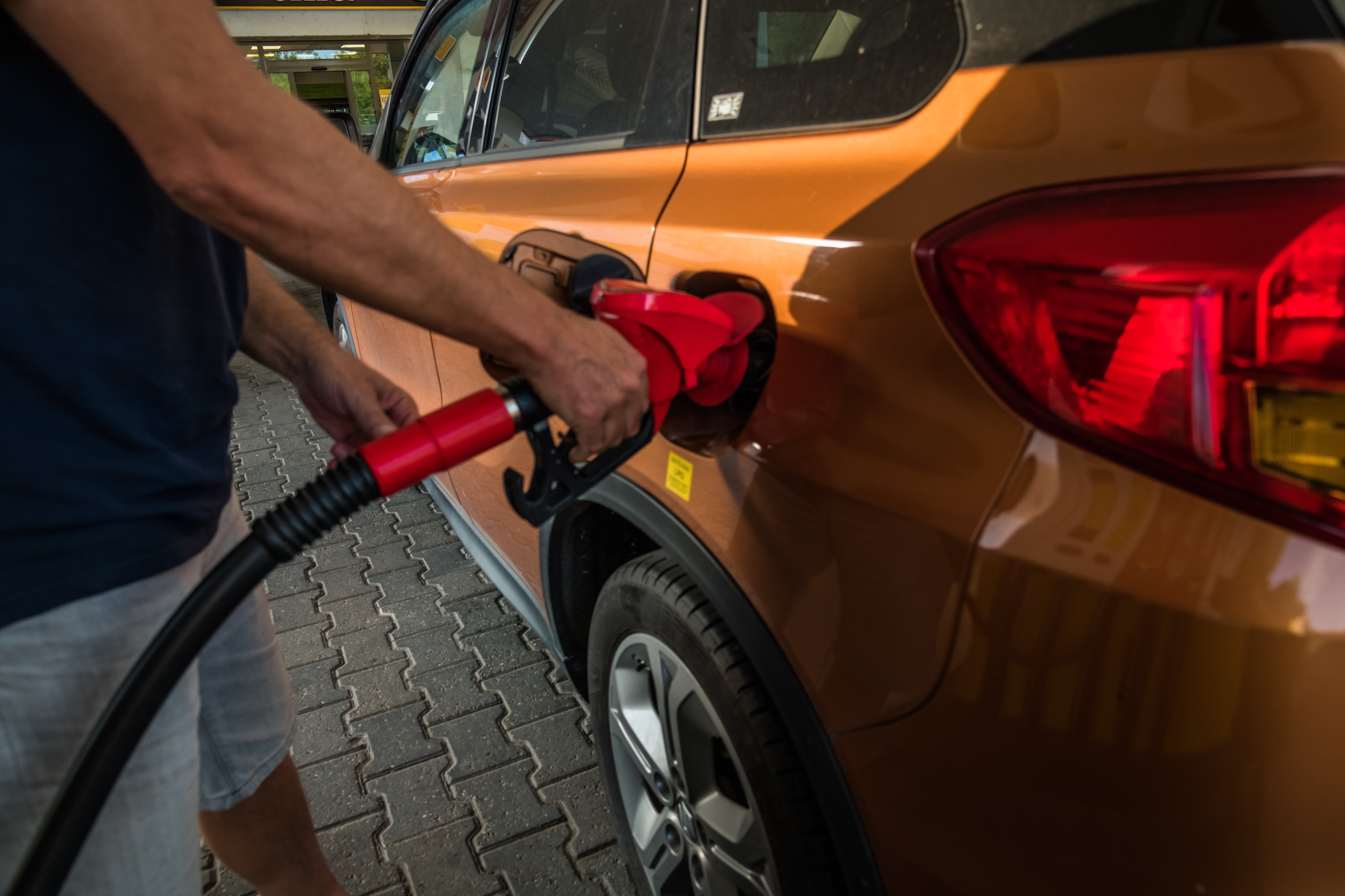Tömegesen járnak tankolni Magyarországra az olcsó benzin miatt Szlovákiából, de az adóhivatal büntethet