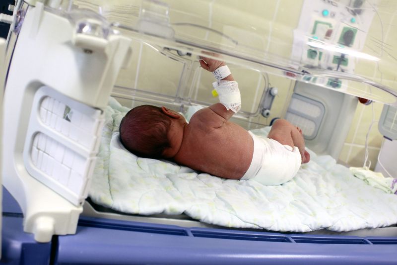 Hajnal Marcellnek nevezték el az egészséges kisfiút, akit a babamentő inkubátorban hagytak Miskolcon