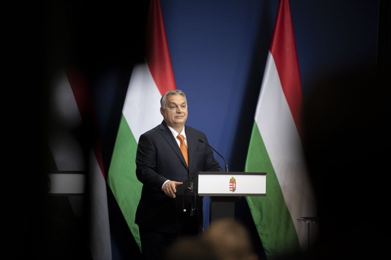 Orbán Viktor mosolyogva pózol egy "I love Fidesz" feliratú táblával a kezében