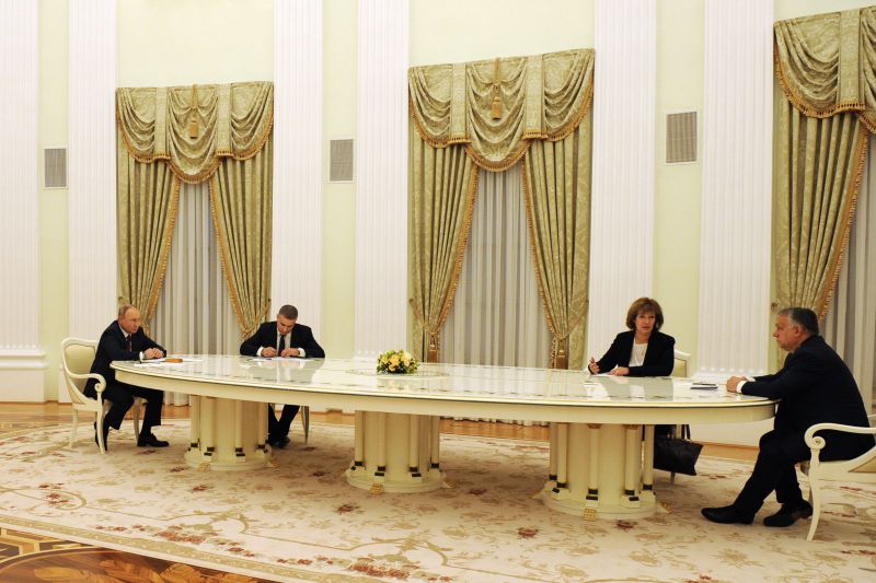 Itt a megfejtés, miért vehette elő Putyin a hosszúasztal-trükköt Orbánnál 