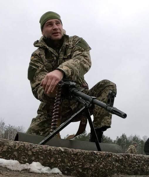 Klicsko is fegyvert ragadott: "Kijev a védekezés fázisába lépett" 