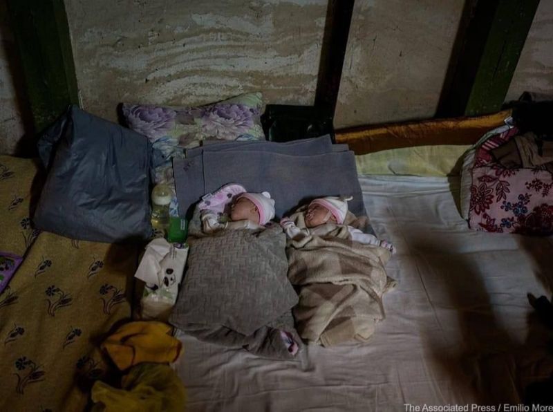 A kegyetlen háború egy képen: kisbabák a földön alszanak az óvóhelyen 