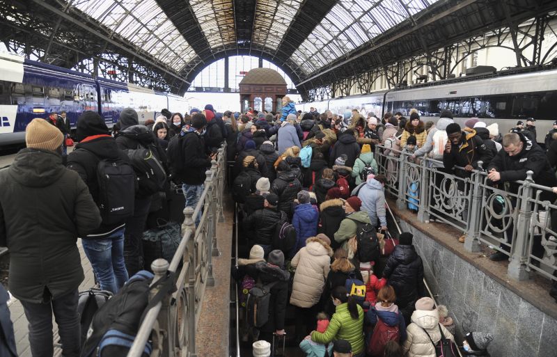 Megjelent az első menekülthullám a Nyugati és a Keleti pályaudvaron