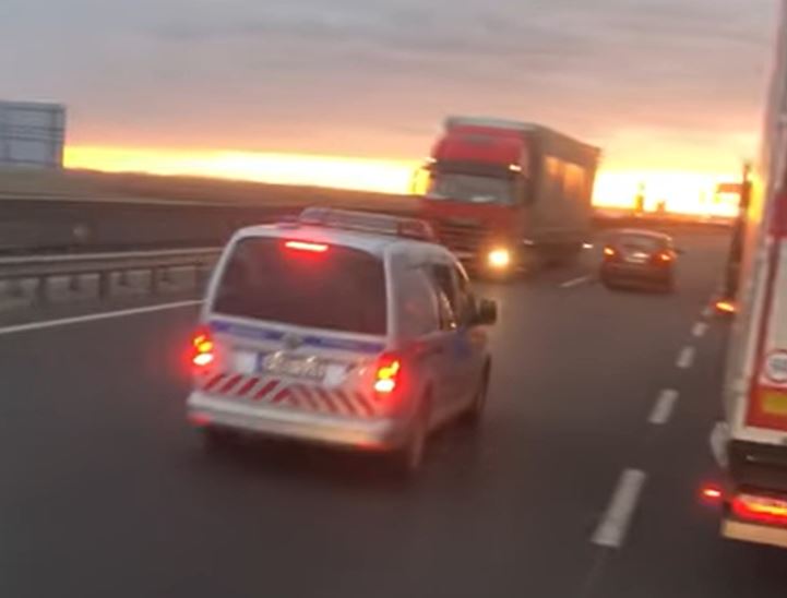 Még a rendőrautó sem zavarta a forgalommal szembe hajtó kamionost – videó