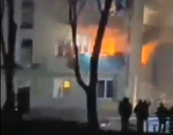 Rakéta talált el egy lakóépületet Csernyihivben, robbanások hallatszanak Kijevben és Harkovban