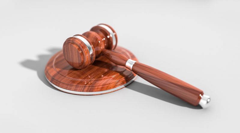 Korrupció miatt emeltek vádat egy bíró és egy ügyvéd ellen