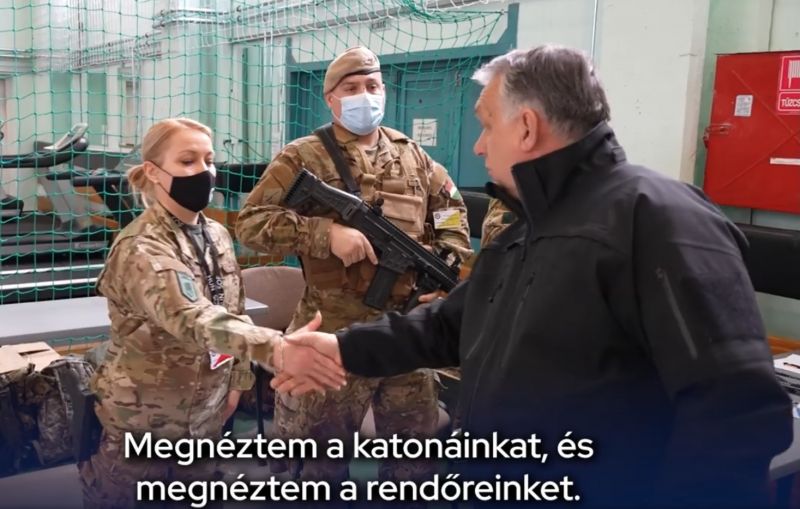 Orbán seregszemlét tartott: megnézte a katonákat, és a fegyvereket is – videó