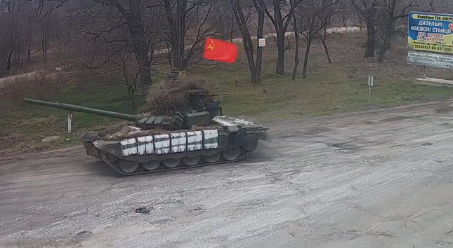 Szovjet zászlóval felszerelt tankok Ukrajnában – úgy tűnik, Putyin tényleg vissza akarja állítani a Szovjetuniót