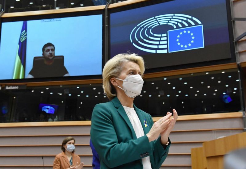 Felállva, vastapssal fogadták Zelenszkij beszédét az EP rendkívüli ülésén – videó! 