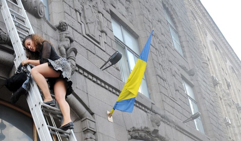 Ukrajna több nagyvárosában szólnak a légiriadók, Kijevben folyamatosak a robbantások 