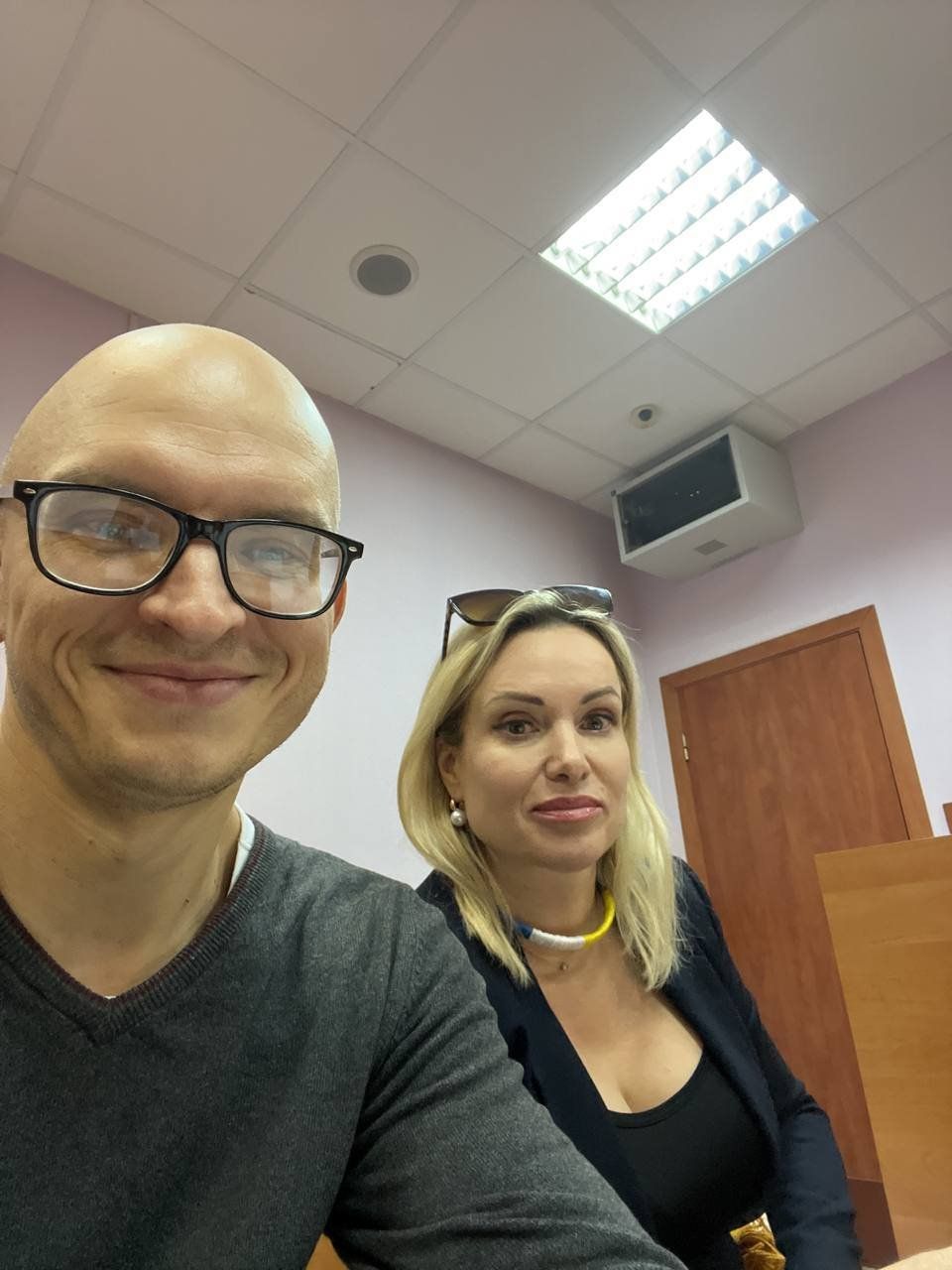 Orosz TV-s incidens: a műsorvezetőnő elmenekül az országból, a mögötte táblát felmutató szerkesztőnő még mindig a moszkvai bíróságon van 