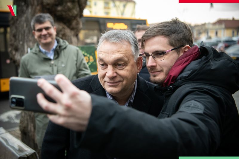 Elsöprő a Fidesz-KDNP előnye az erdélyi magyarok körében és Gyurcsány a legelutasítottabb politikus