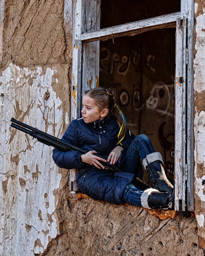 Itt az igazság a nyalókával és géppuskával lefotózott 9 éves kislány fotójáról 