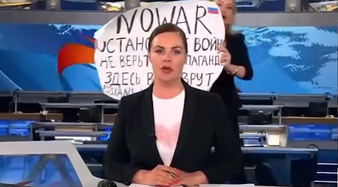 Putyin szóvivője huliganizmusnak nevezte az orosz közmédia szerkesztőjének háborúellenes akcióját – több mint 12 órája nem tudni semmit a nő hollétéről