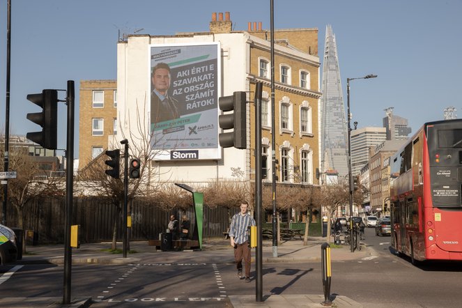 Márki-Zay Péterék magyar nyelvű óriásplakátokkal kampányolnak Londonban