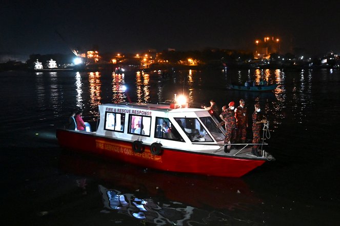 Egy komp összeütközött egy teherhajóval Bangladesben, öt ember meghalt