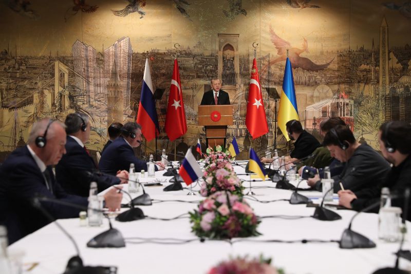 Kézfogás nélkül, feszülten kezdték meg az orosz-ukrán tárgyalásokat Isztambulban