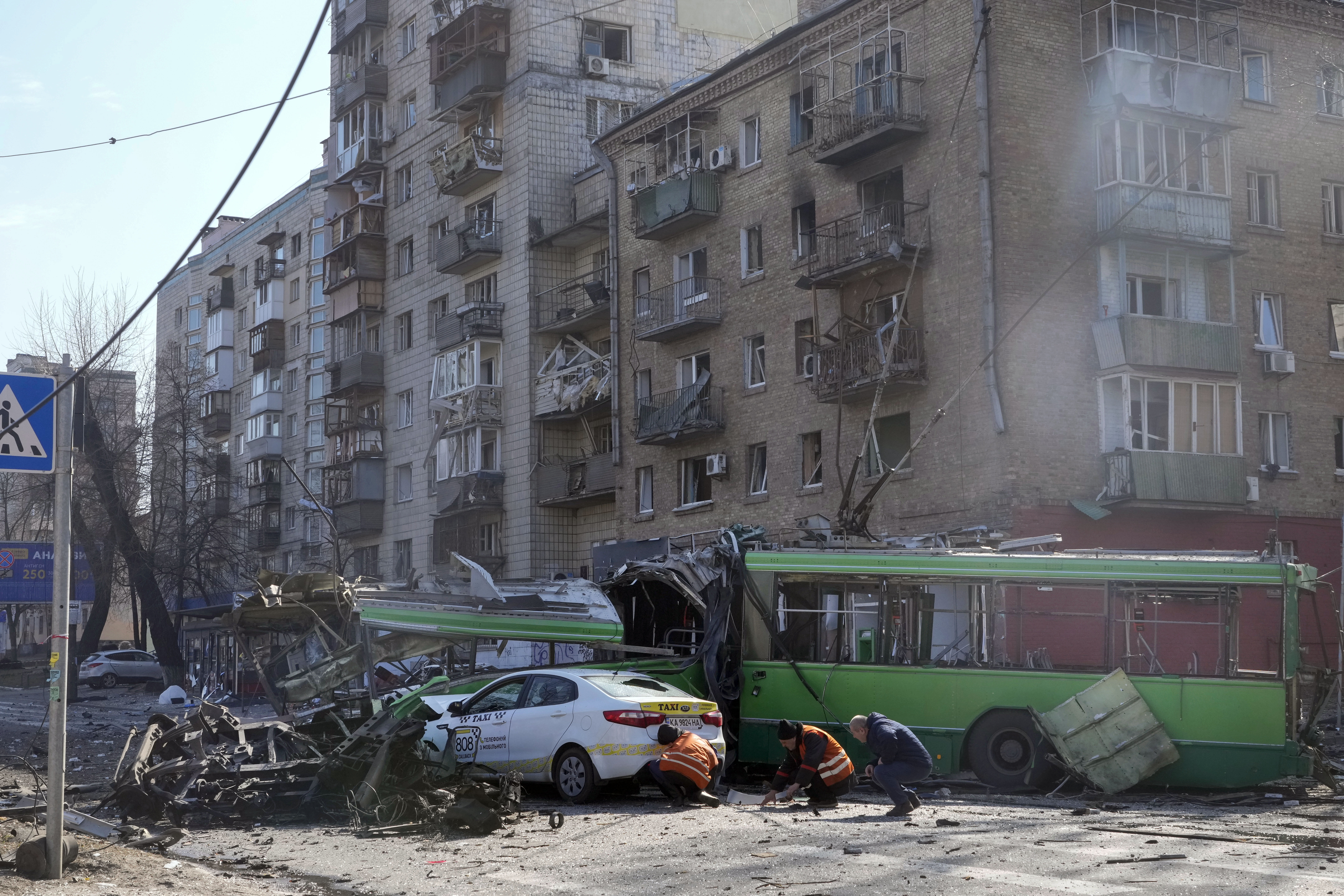 Bombázással indult a hajnal Kijevben, helyreállt a csernobili atomerőmű energiaellátása