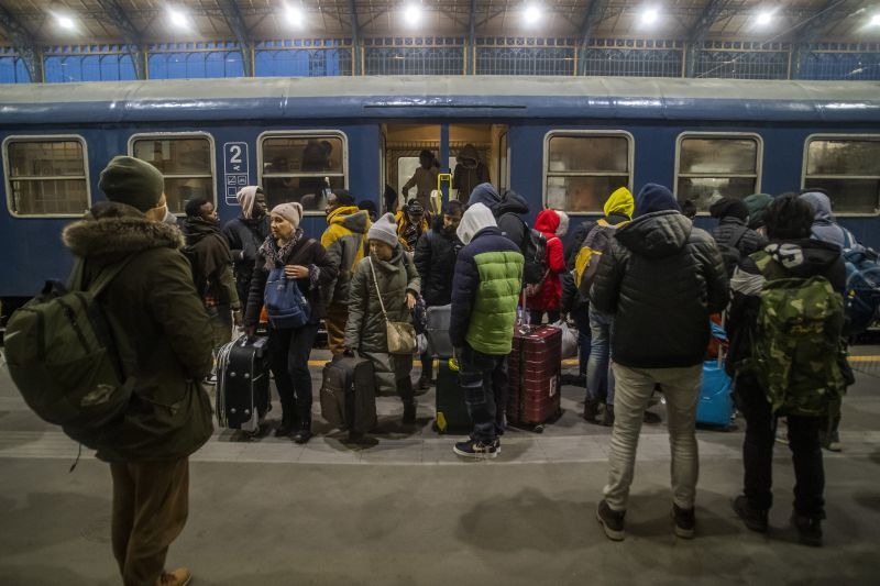 3337 menekültet fogadtak hétfőn a fővárosi pályaudvarokon, köztük 1018 gyermek érkezett Budapestre vonattal 