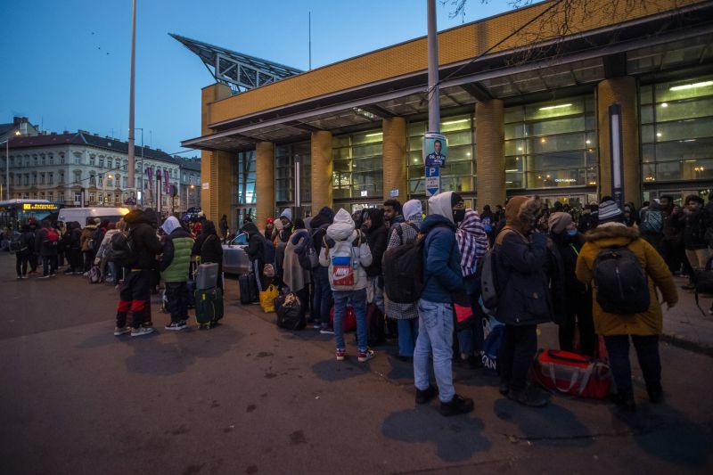 BRFK: mintegy négyezer menekültet fogadtak pénteken a fővárosi pályaudvarokon