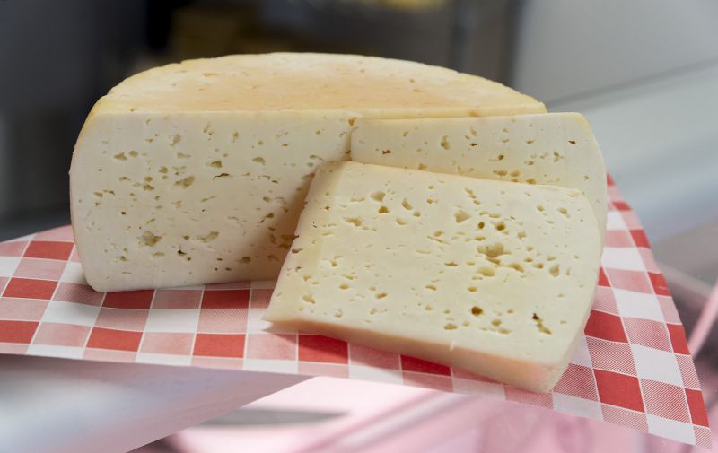 Milliós tételben loptak sajtot egy egri sajtraktárból – ez lett a büntetésük