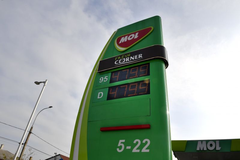 Ha nem lenne a benzinárstop, 750 forint felett lenne az üzemanyagok ára