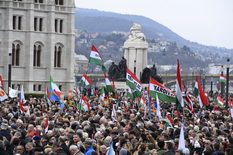Orbán Viktor március 15-én: "Se katonát, se fegyvert nem fogunk küldeni a harcterekre"