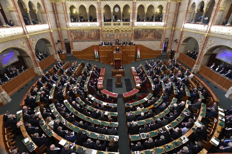 Megszavazták: a parlament felfüggesztette Tóth Csaba mentelmi jogát