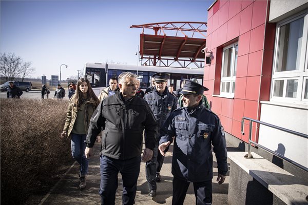 Orbán szemléje a magyar-ukrán határnál: "A békéhez erő kell" – fotók