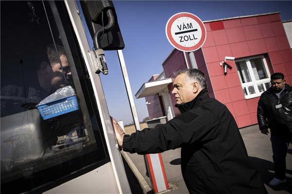 Orbán szemléje a magyar-ukrán határnál: "A békéhez erő kell" – fotók