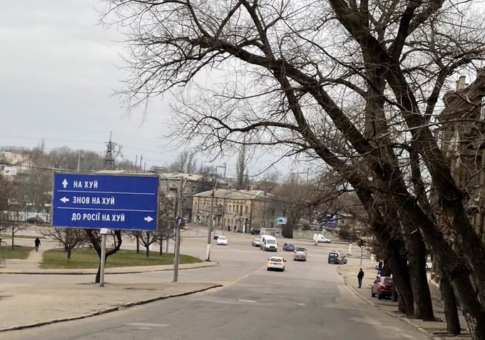 „Húzzatok a f.szba Oroszországba!” – közlekedési táblákkal üzennek az ukrán katonák