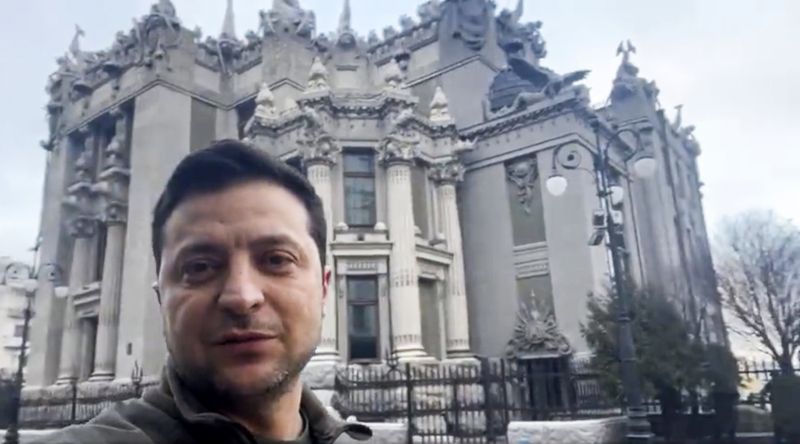 Zelenszkij még mindig Kijevben – Viccelődős videóban jelentkezett be az ukrán elnök