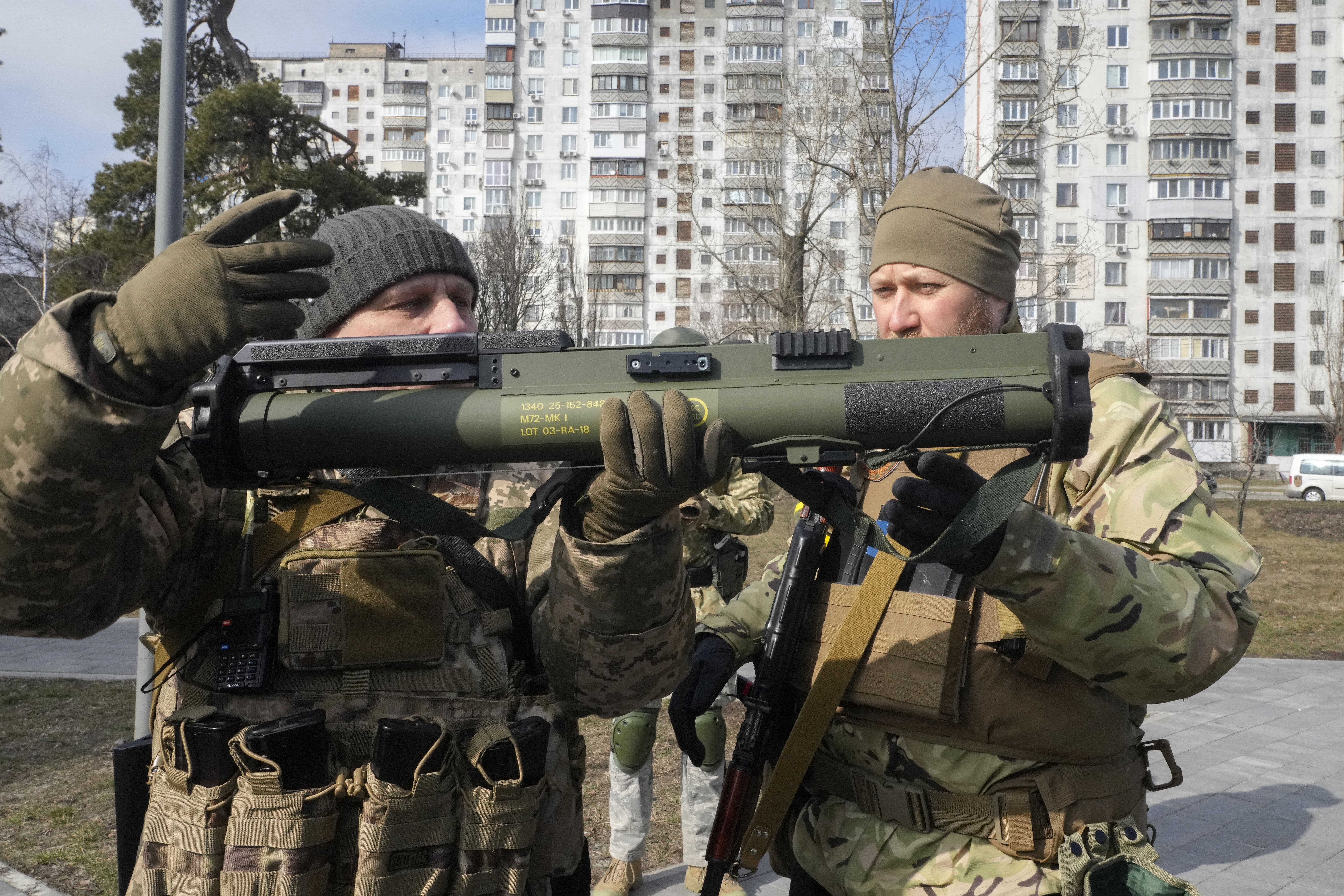 Új ukrán törvény: már a civilek is büntetlenül lőhetik az orosz katonákat