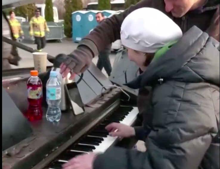 Torokszorító videó: három nap menekülés után a lengyel határon zongorázott egy ukrán nő
