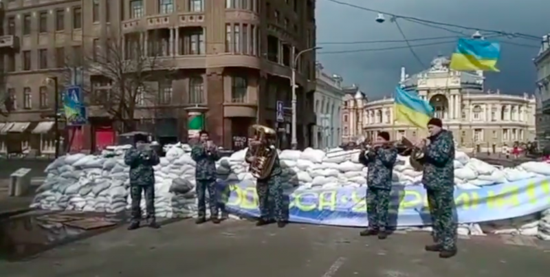 Újabb megindító videó az ukrán katonákról: barikádok előtt zenélnek Odesszában