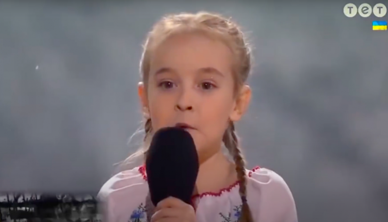 Most egy tömött stadion előtt lépett fel az ukrán kislány, aki egy óvóhelyen énekelte a Jégvarázs dalát