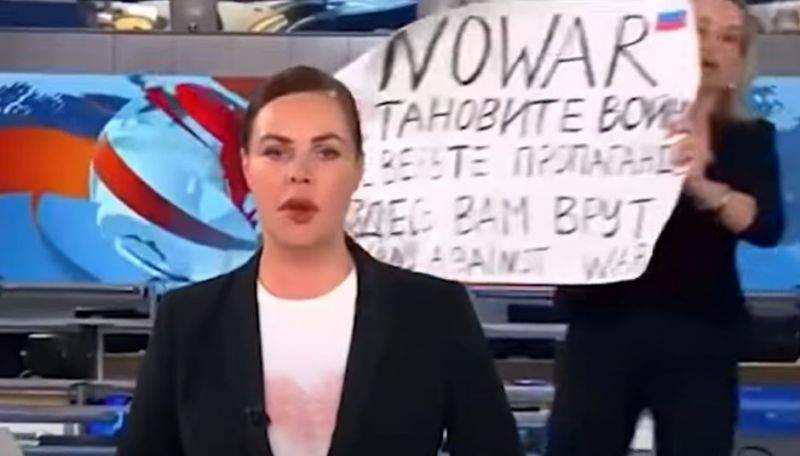 Zelenszkij megköszönte a tiltakozását annak a nőnek, aki egy orosz tévé élő adásában mutatott háborúellenes feliratot